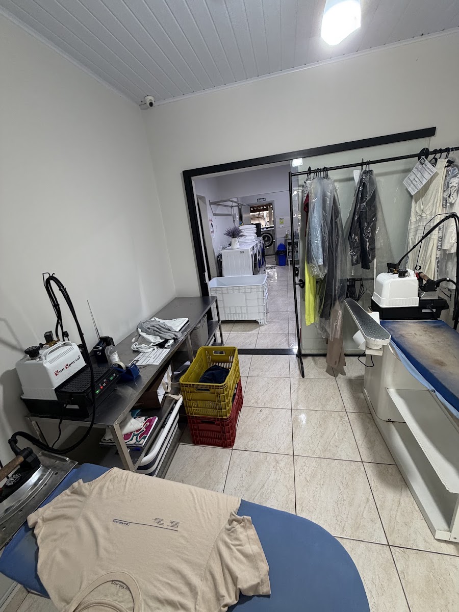 Estações de passadoria e roupas em cabides na unidade Mister Clean de Birigui
